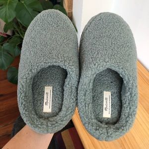 BRAND NEW NEVER WORN  Madewell Sherpa Scuff Slippers in “Frosted Willow” size 7